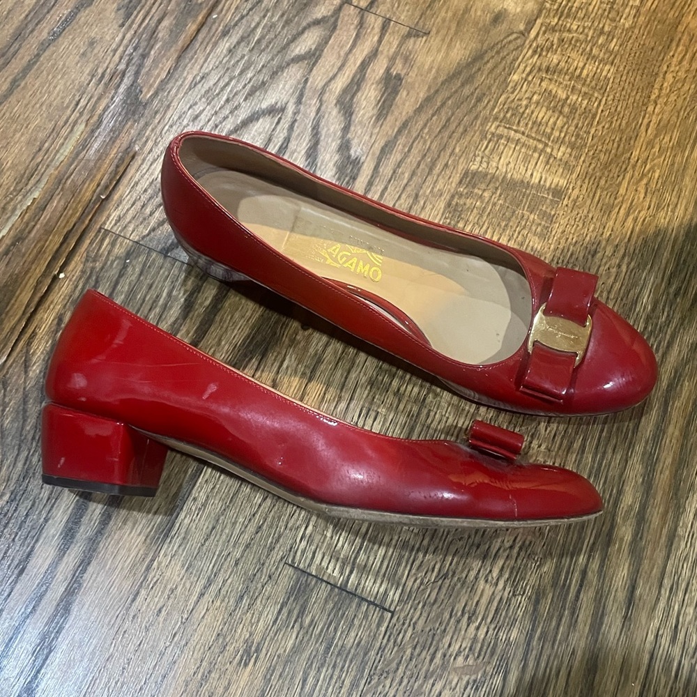 Size 39 B Womens Salvatore Ferragamo short pumps